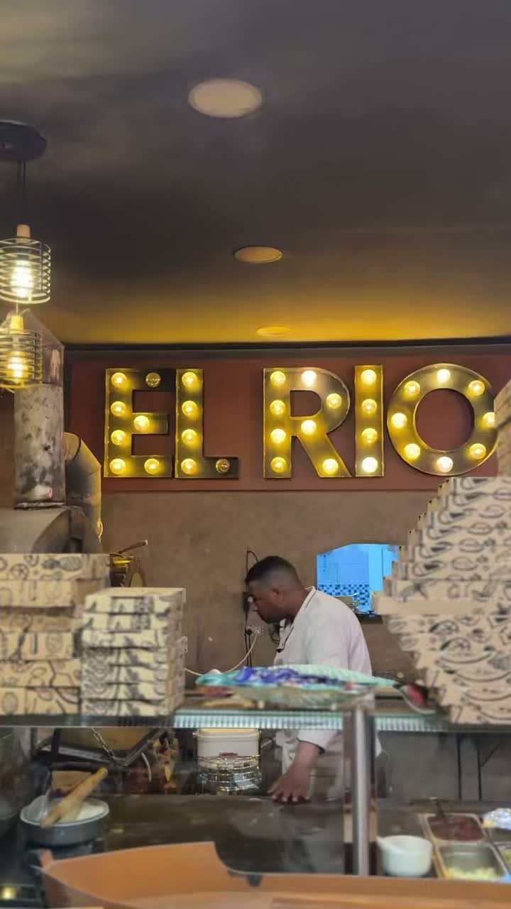 El Rio Sfax: restaurant interior and staff