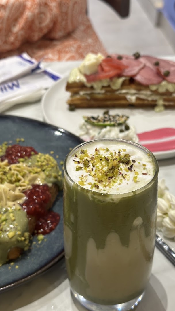 Milos Coffee House: appetizing food and drink presentation