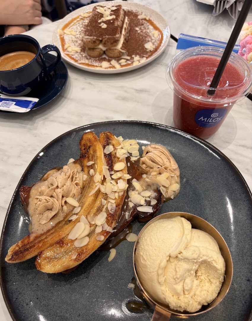 Milos Coffee House: appetizing food and drink presentation