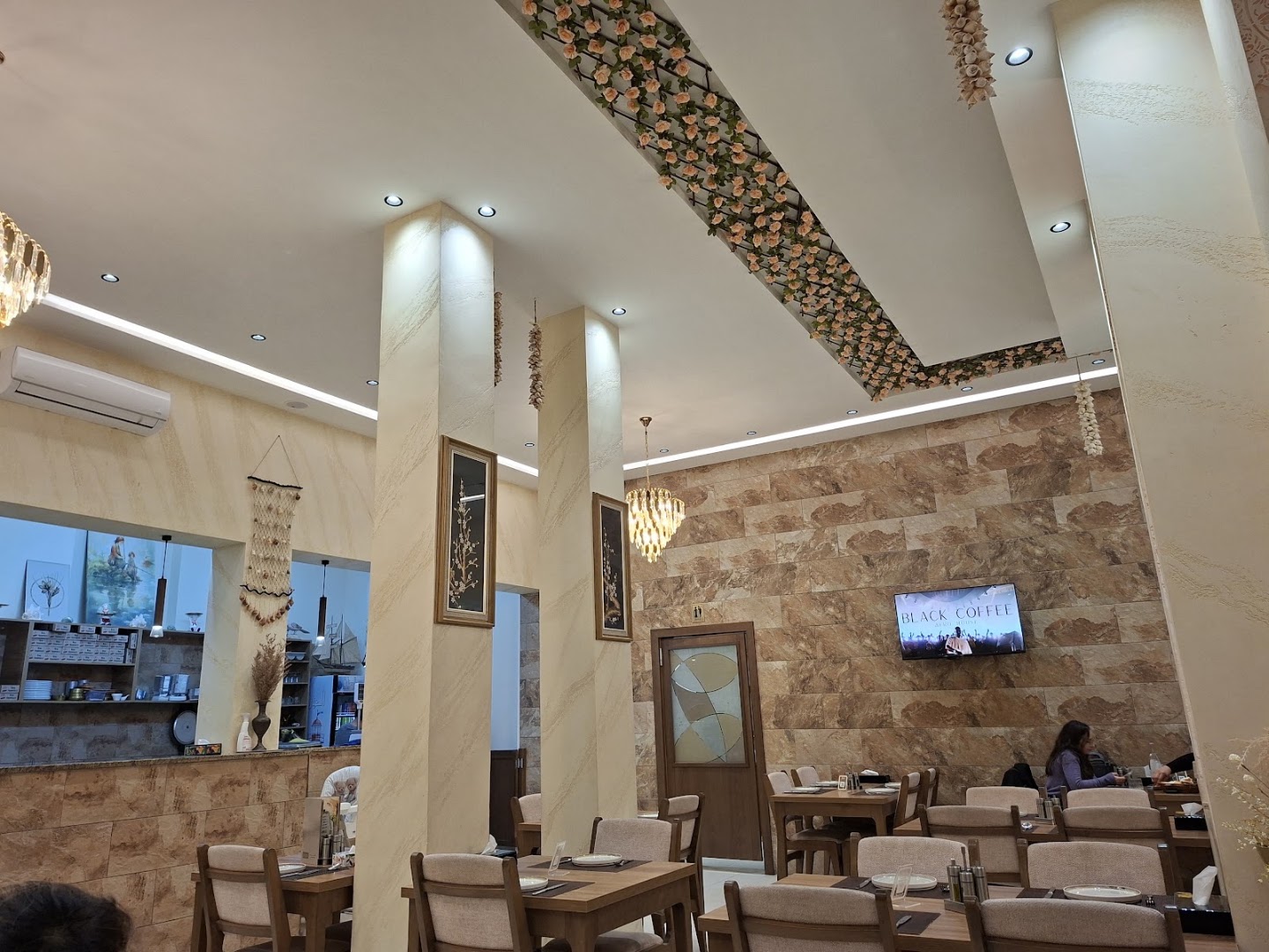 Restaurant Sonnara: clear, inviting restaurant interior shot