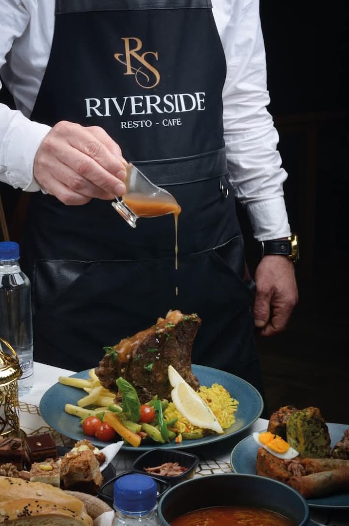 Riverside Café & Restaurant: professional food service action shot