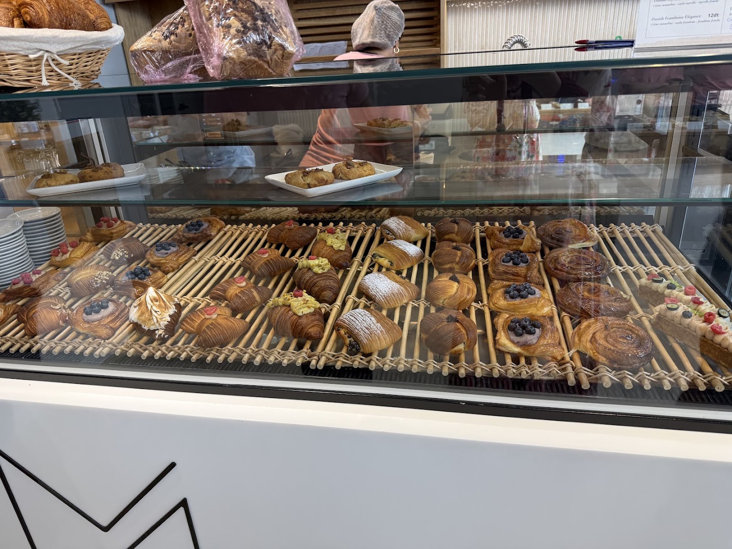 Maison Naël: appetizing display of fresh pastries