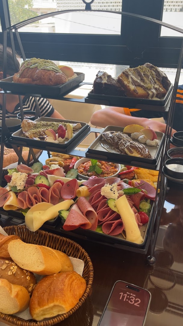 Onesta: appetizing display of brunch food