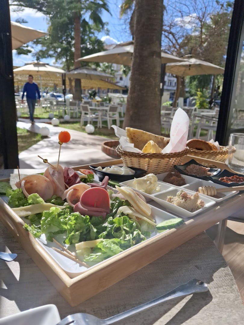 Café Le Jardin: appetizing food photo with atmosphere
