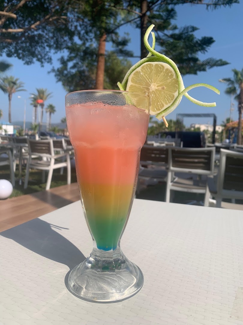 Café Le Jardin: appealing, high-quality cocktail photo