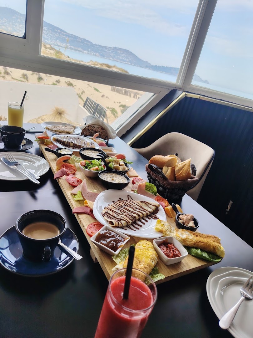 Pin's Beach: appetizing food with scenic view