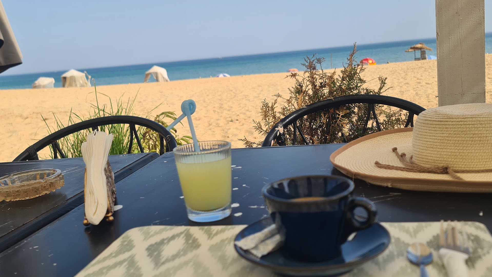 Pin's Beach: inviting beachside breakfast atmosphere