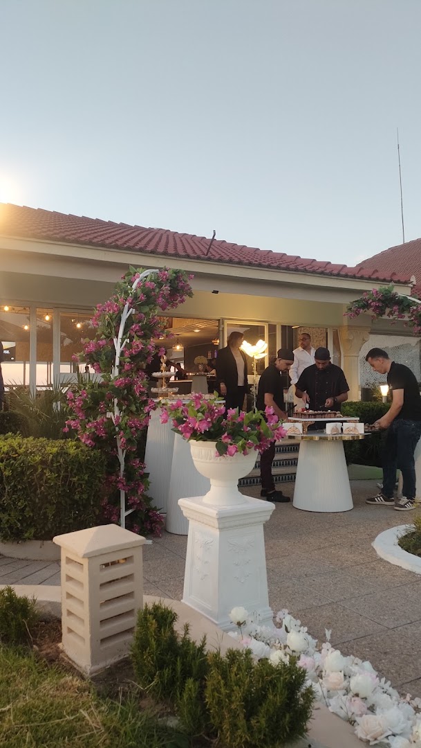 Pin's Beach: venue atmosphere and staff