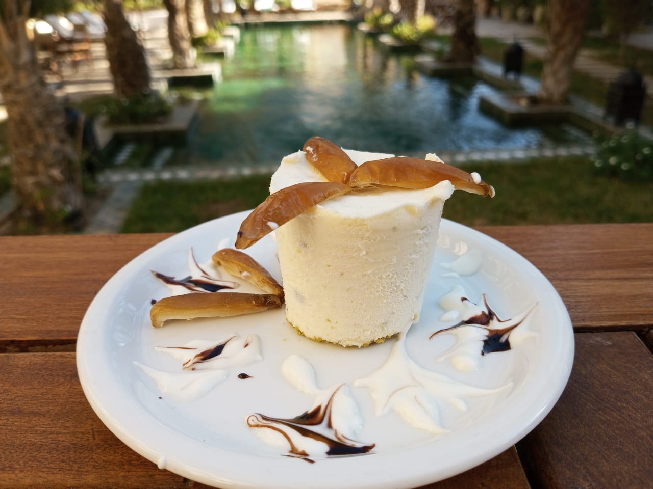 La Table de François: appetizing food photo with background