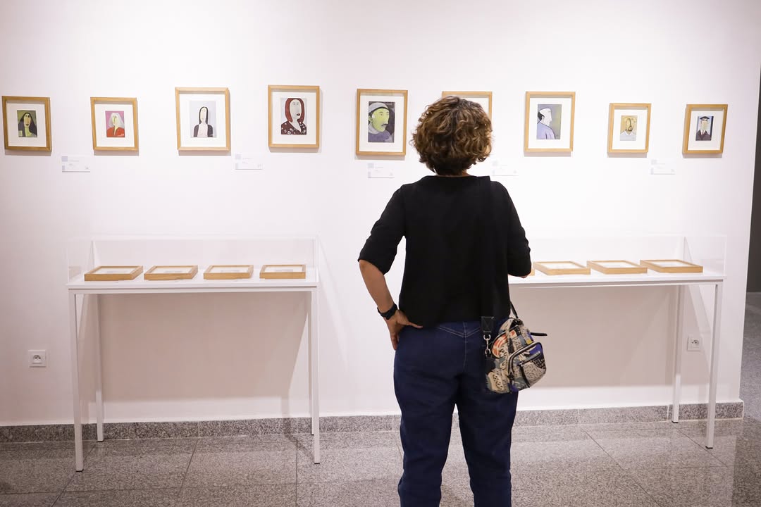 Isharat Gallery: gallery exhibition and visitor