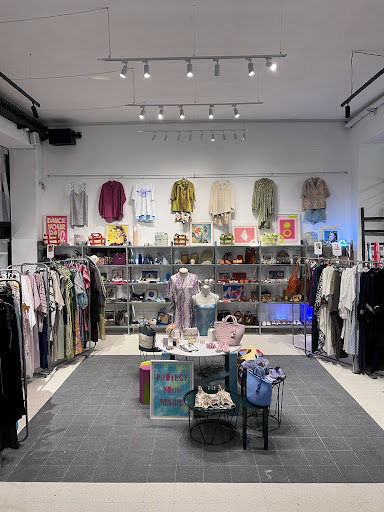 SUPERSOUK La Marsa: clear, well-lit shop interior display
