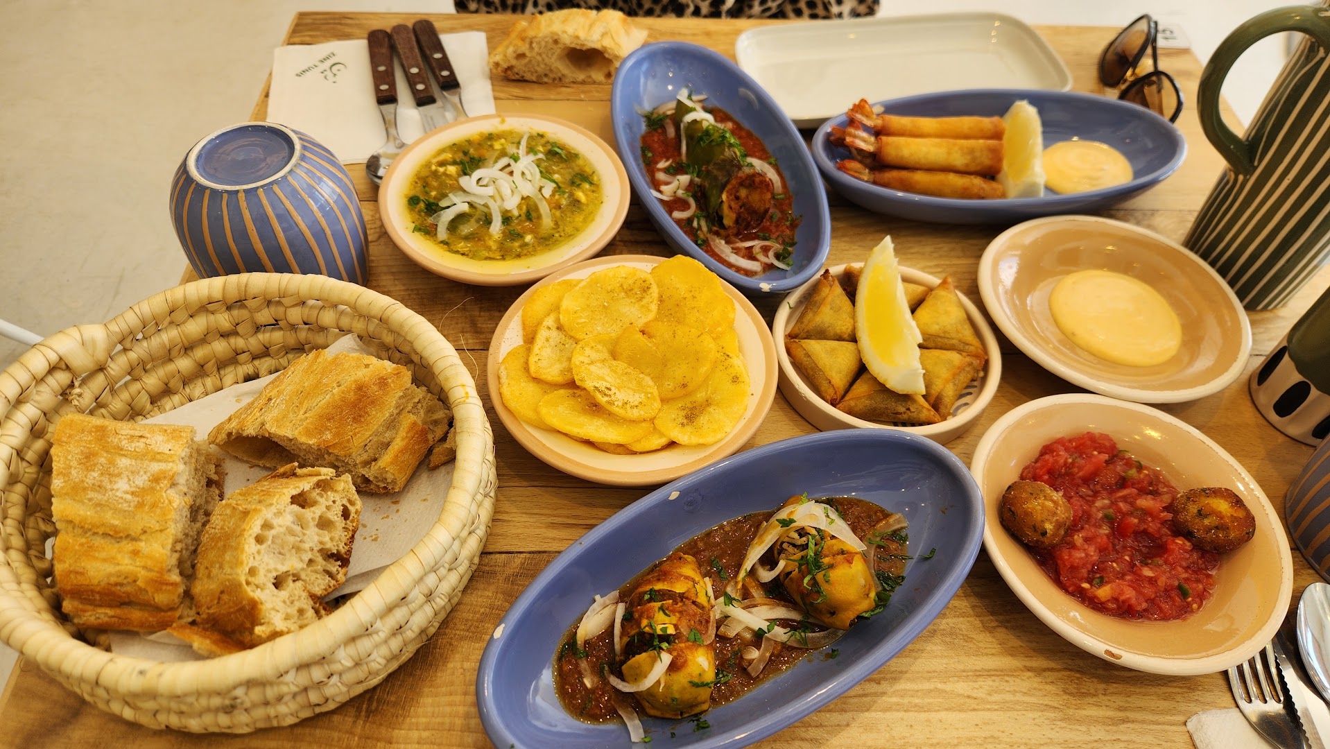 Zine Tunis: appetizing food spread, high quality
