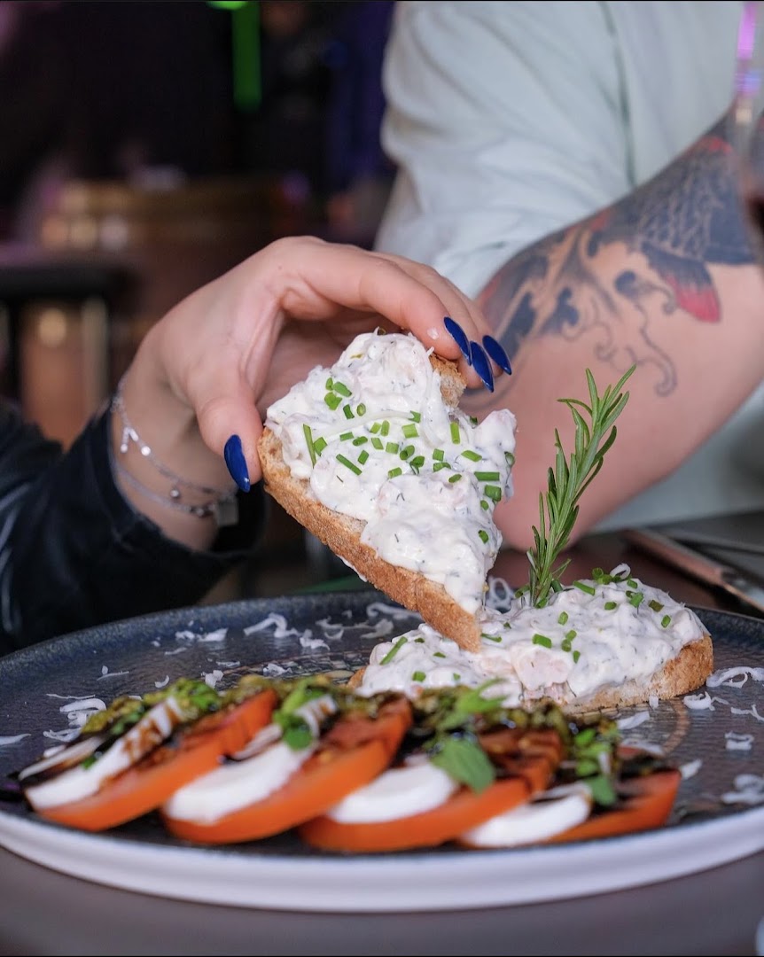 Doris Cocktail Bar: appetizing, high-quality food photography