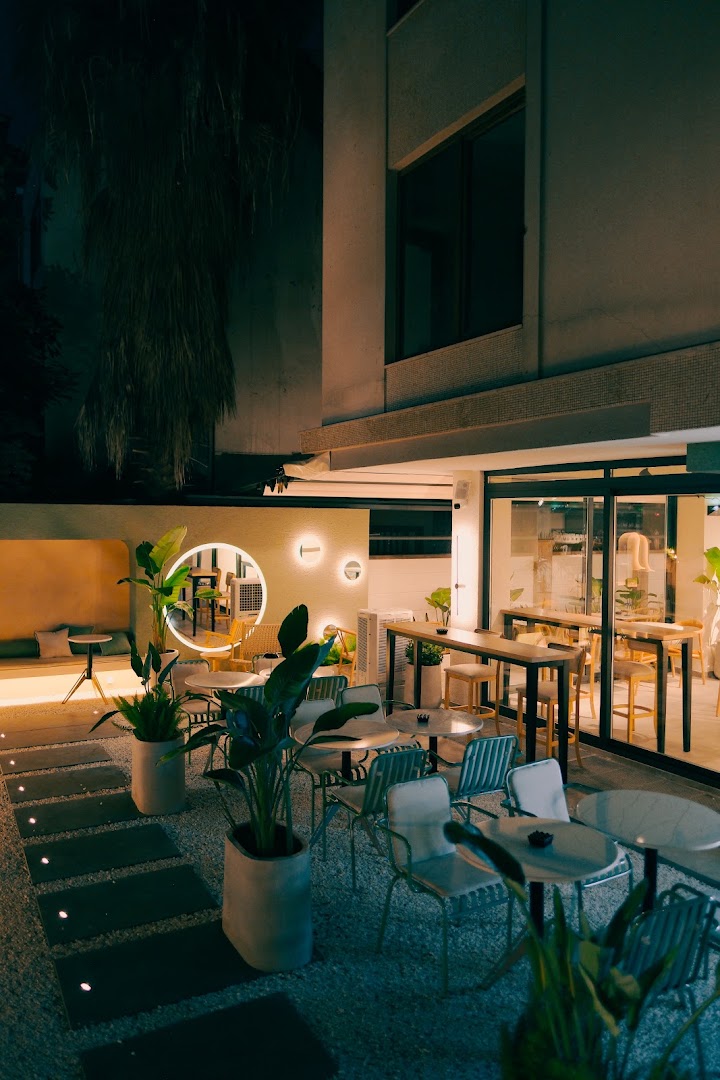 Kolibri Coffee - Gazipaşa: attractive and inviting evening atmosphere