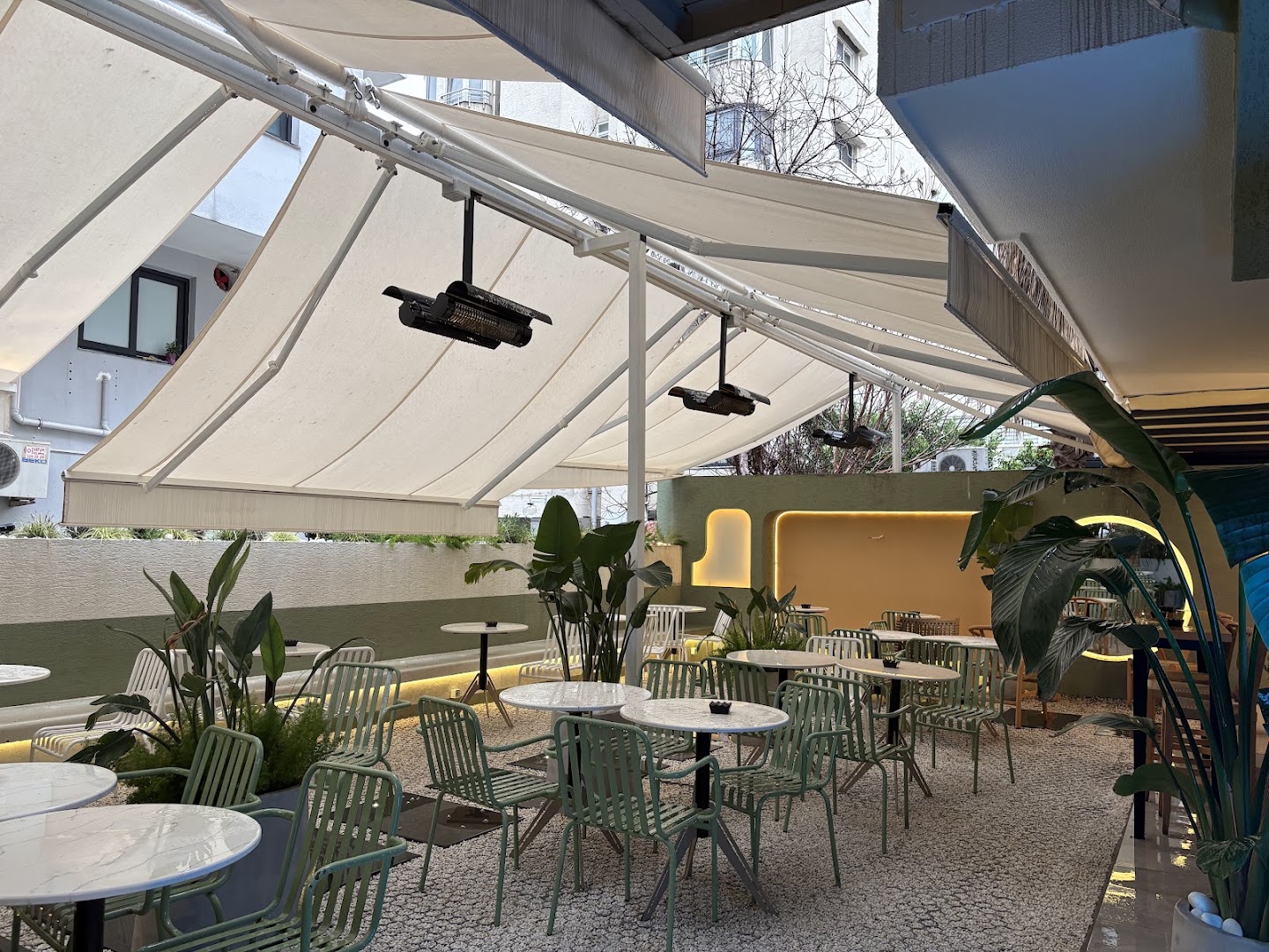 Kolibri Coffee - Gazipaşa: attractive and inviting outdoor seating