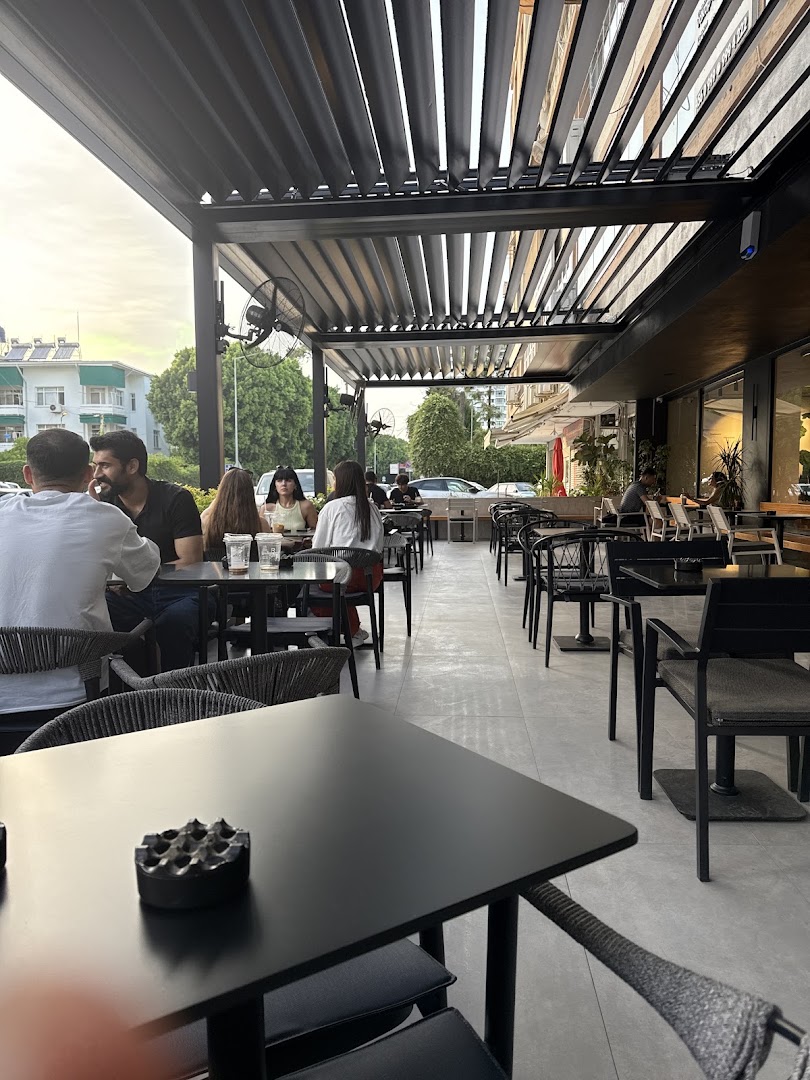 RootRaft Coffee Toros: inviting outdoor seating area photo