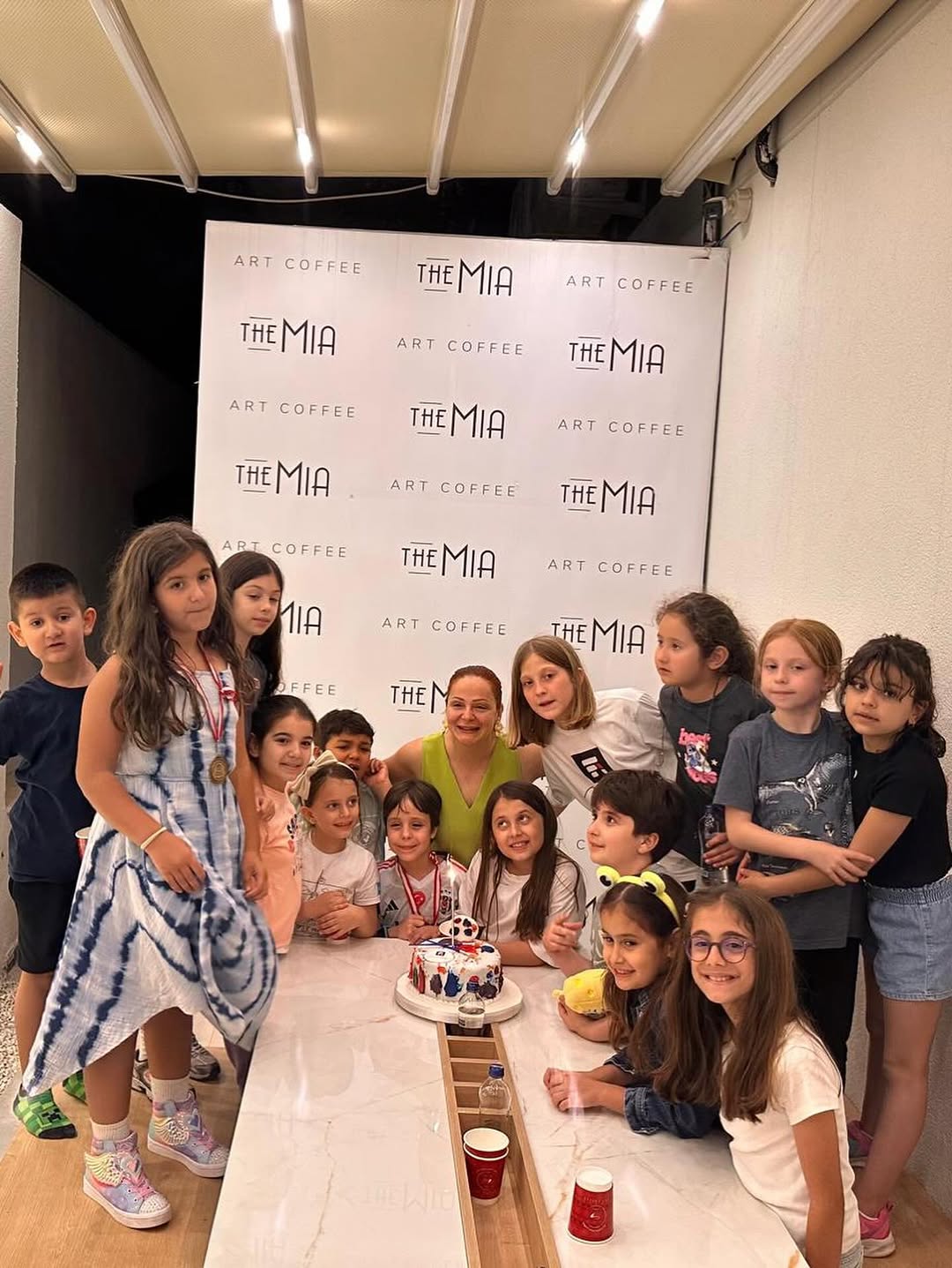 The Mia Begoviç: happy customers at venue