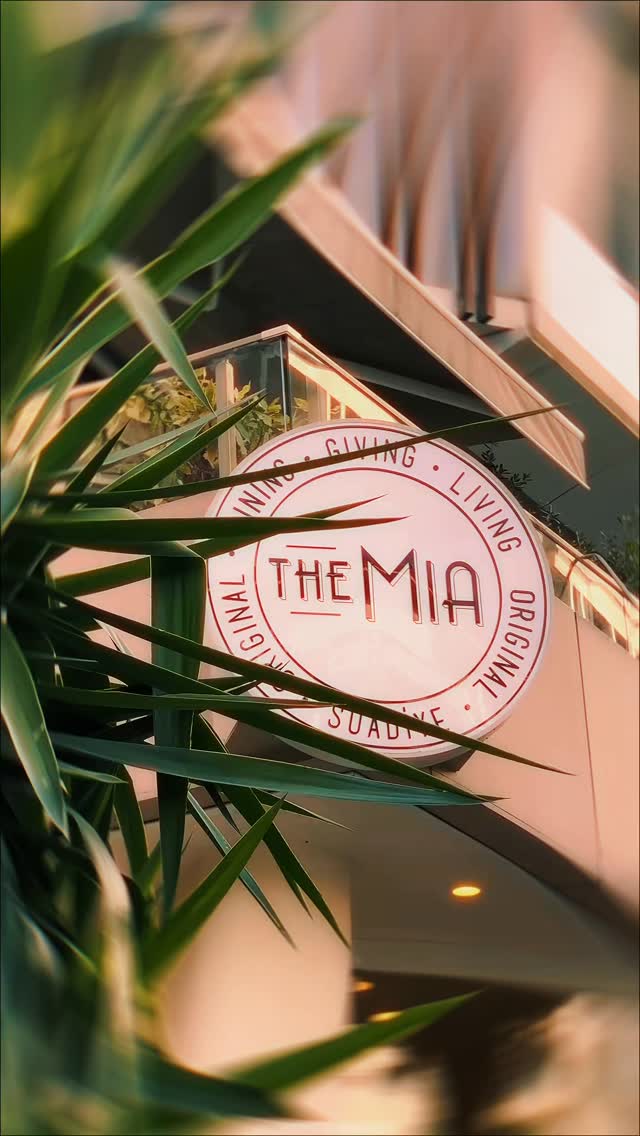 The Mia Ziyapaşa: attractive, professional storefront signage photo