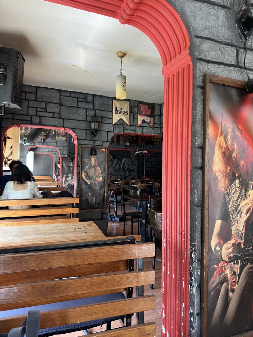 Always Rock Bar: bar's interior atmosphere