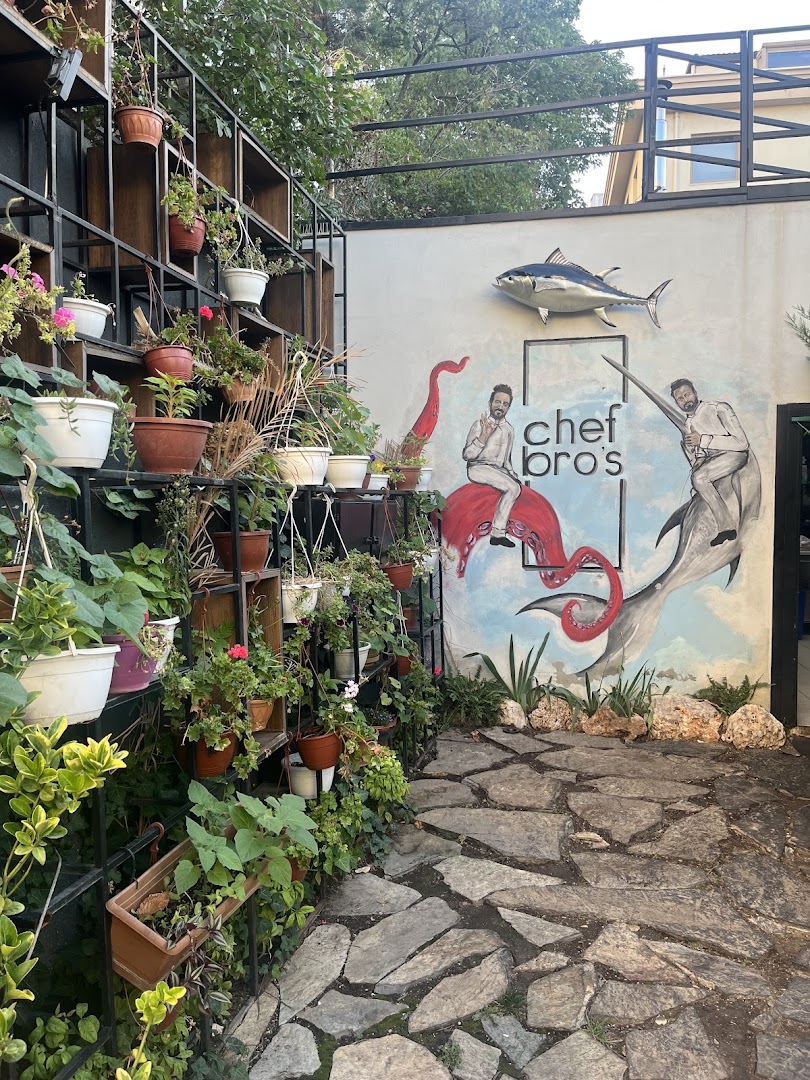 Chef Bro's: attractive and clear venue exterior