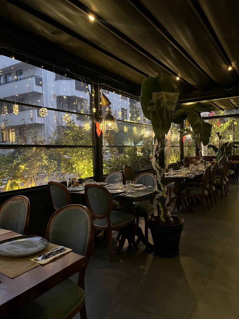 Chef Bro's: inviting restaurant interior atmosphere