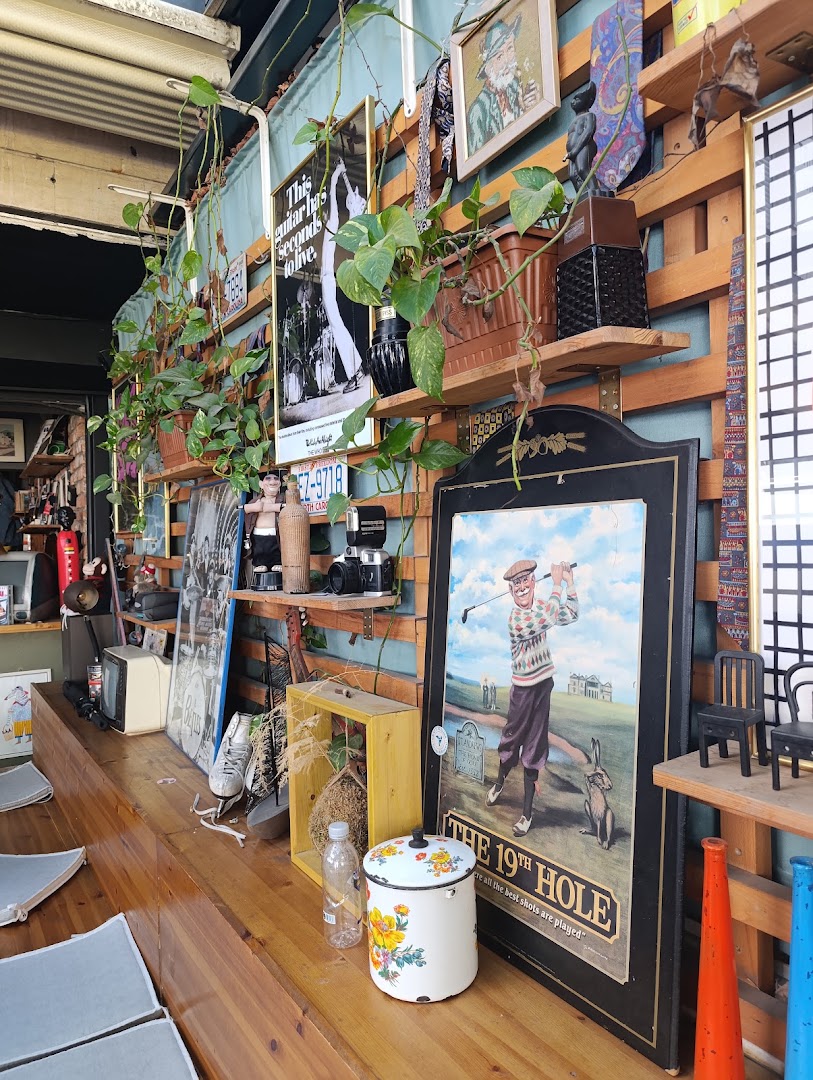 Cozy Vintage Coffee: cozy vintage interior atmosphere