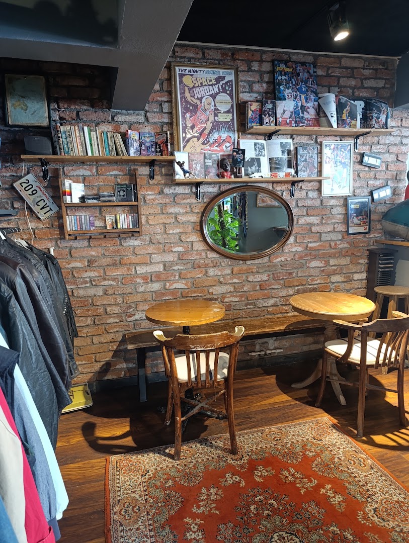 Cozy Vintage Coffee: cozy, inviting venue atmosphere