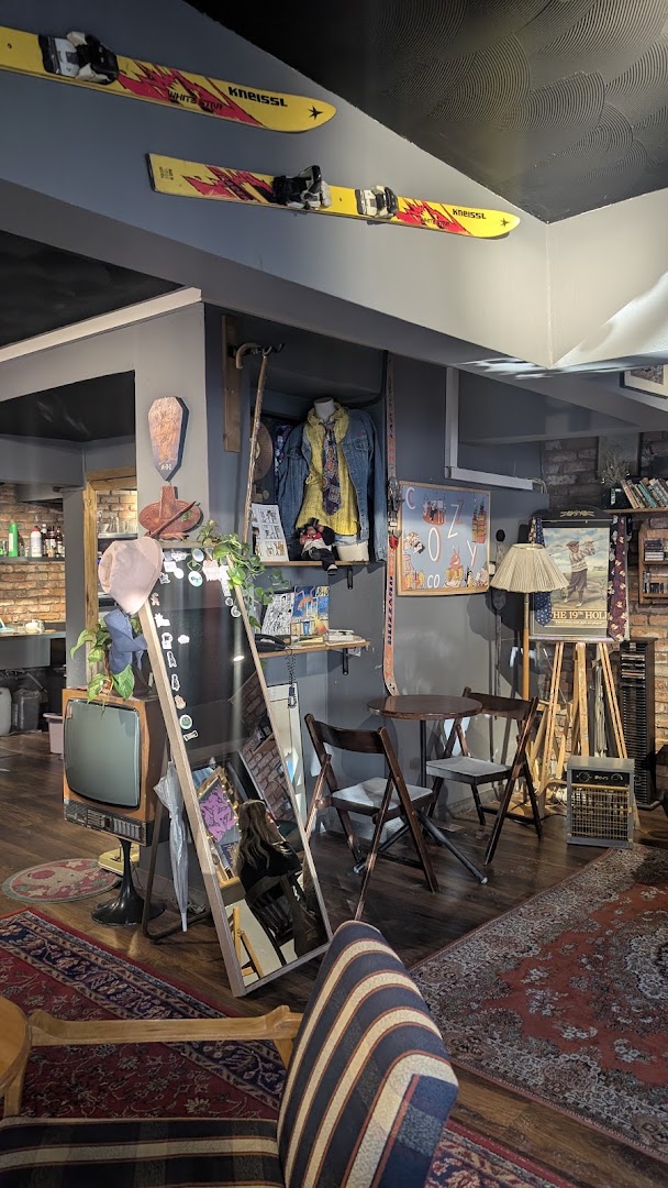 Cozy Vintage Coffee: cozy vintage interior atmosphere