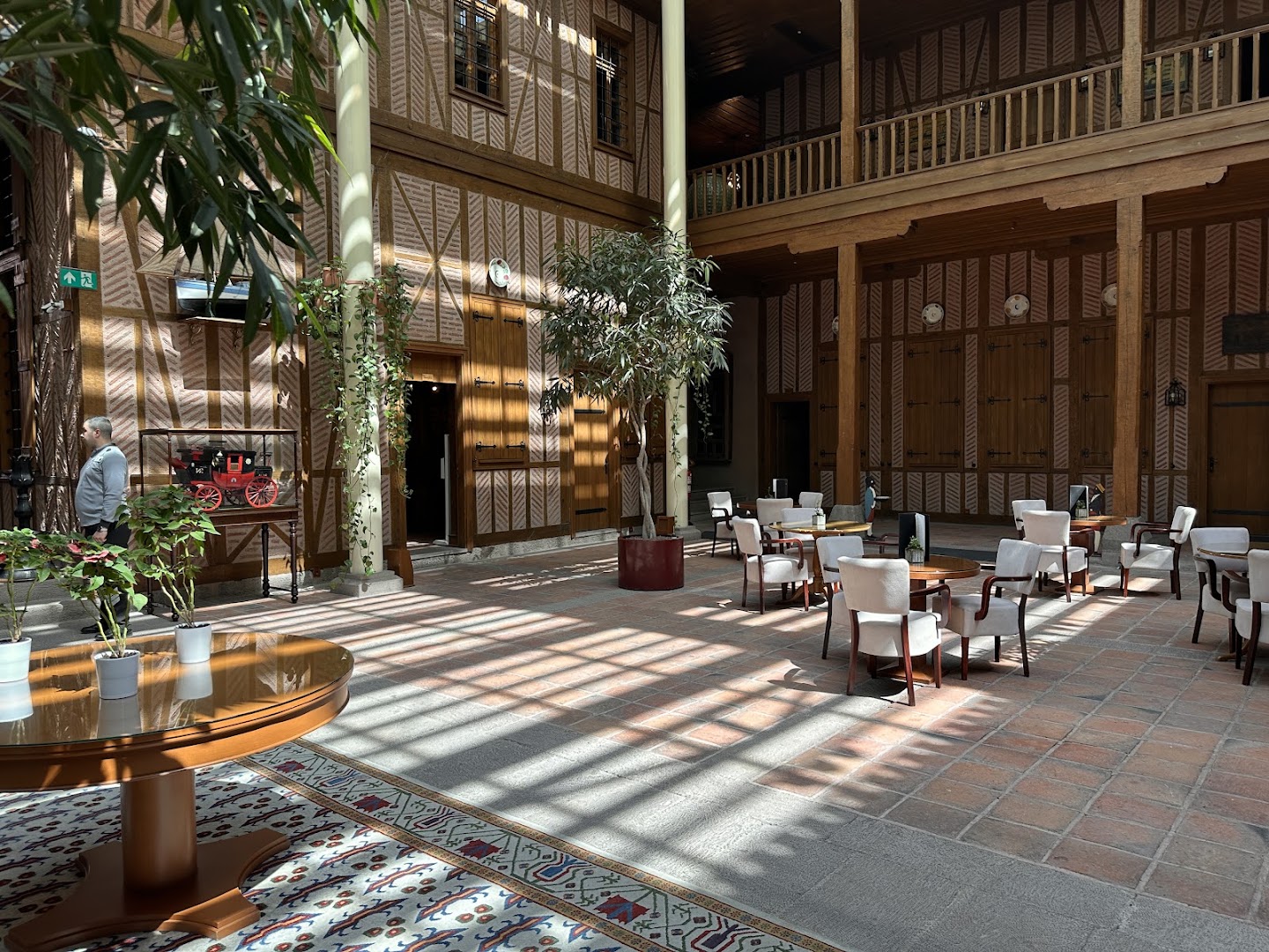 Divan Brasserie Çengelhan: beautiful interior atmosphere and lighting