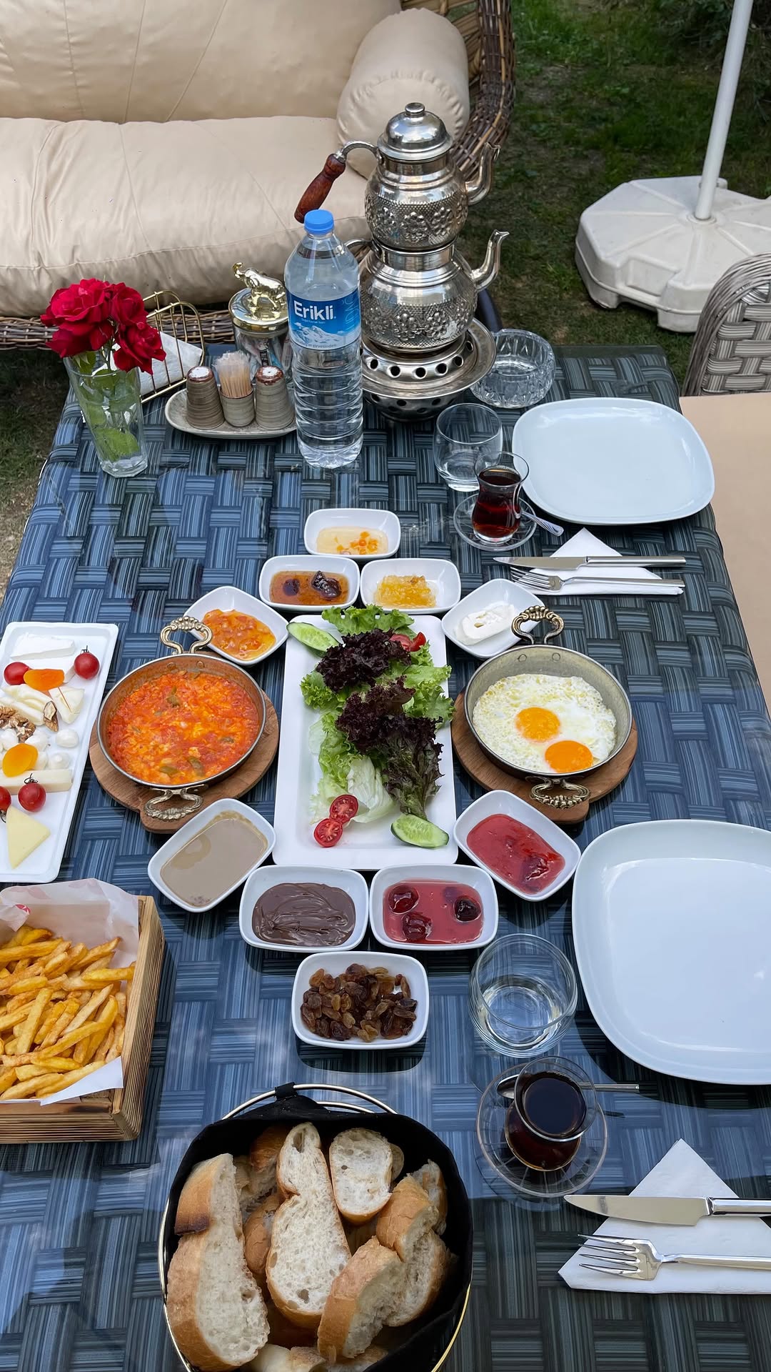 Eyşan Eymir Lounge: appetizing breakfast spread photo