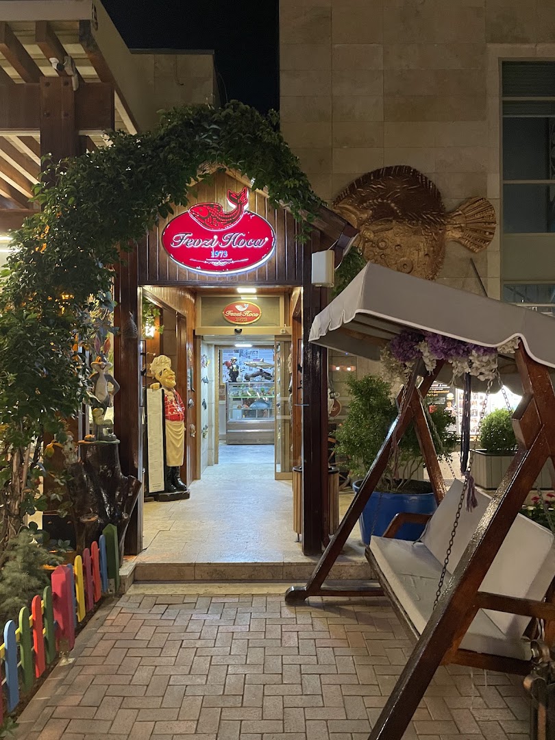 Fevzi Hoca Balık Lokantası: inviting and clear restaurant entrance