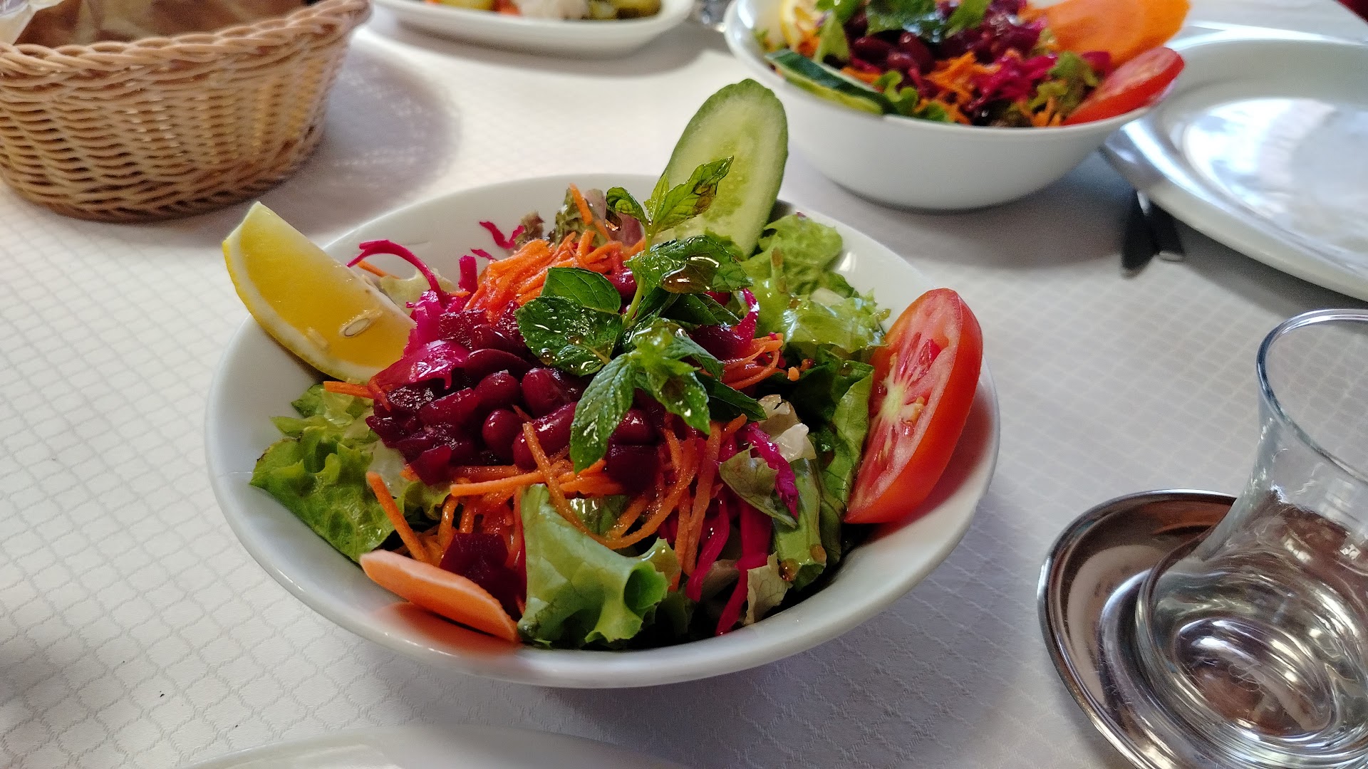 Fevzi Hoca Balık Lokantası: appetizing photo of fresh salad
