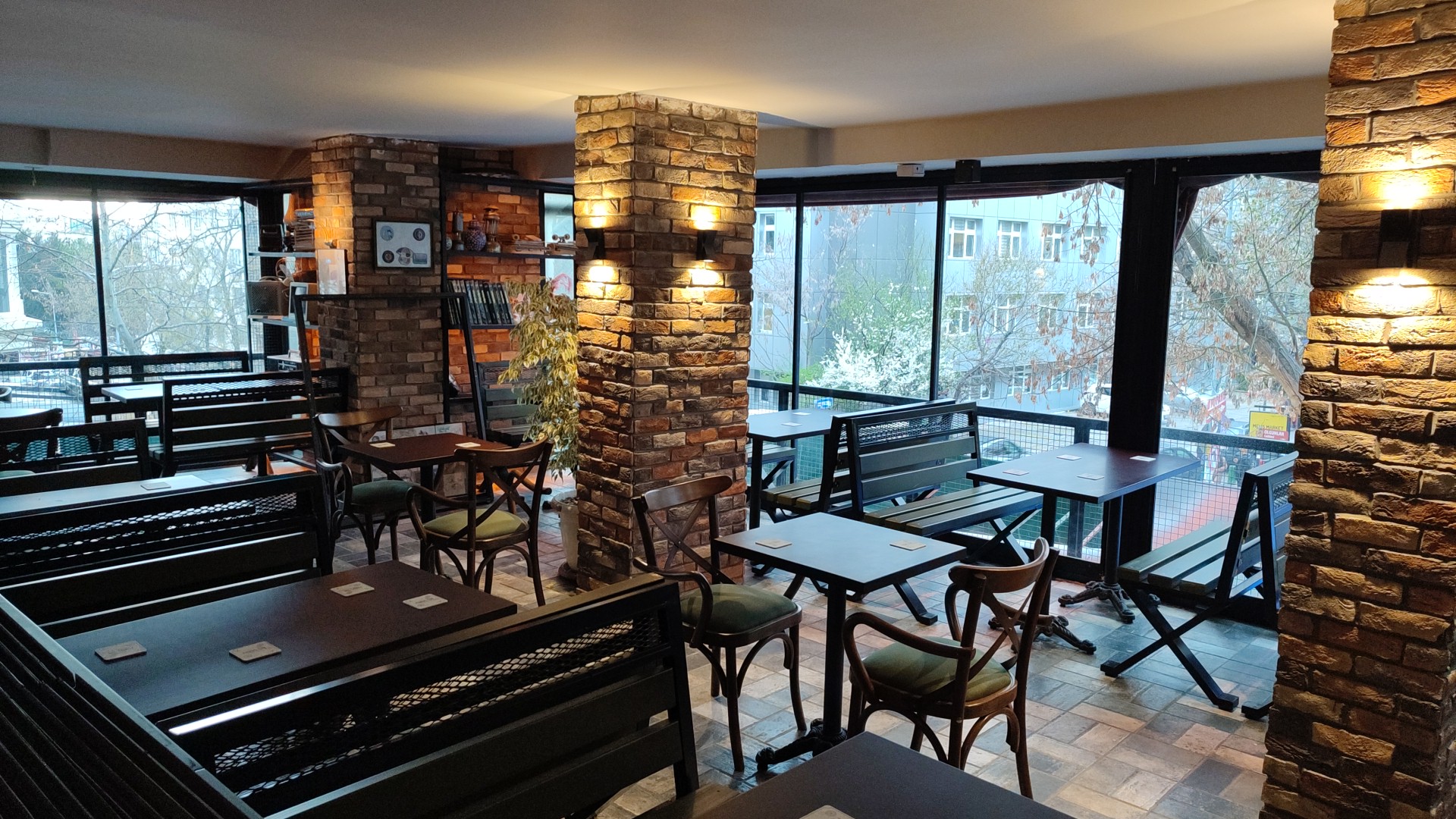 Freedom Pub: clear, inviting interior atmosphere