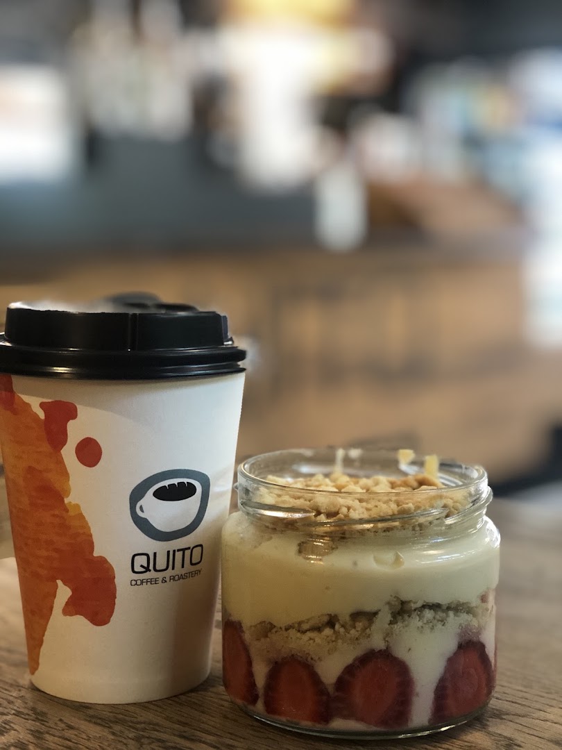 Quito Coffee: appealing photo of coffee and dessert
