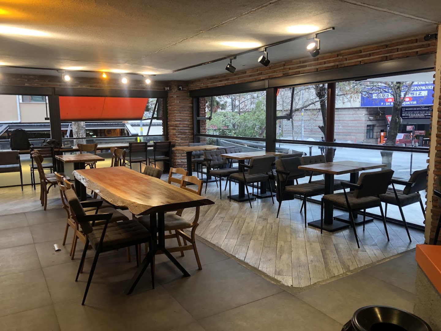 Quito Coffee: clear, inviting interior atmosphere