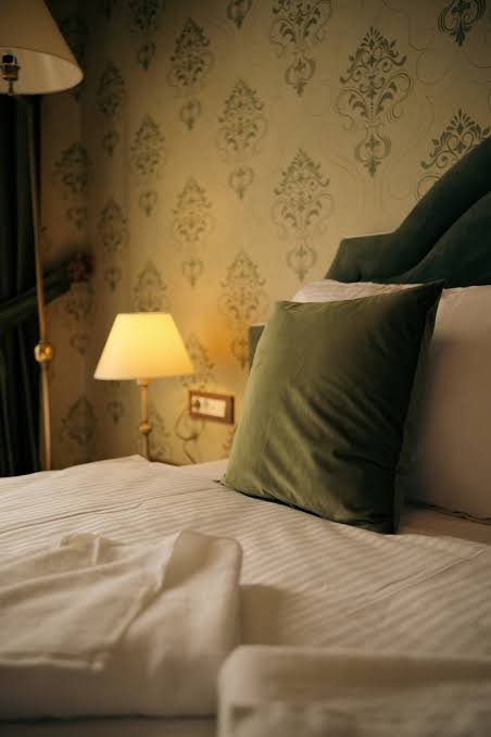 74 Hotel: high quality, inviting hotel room