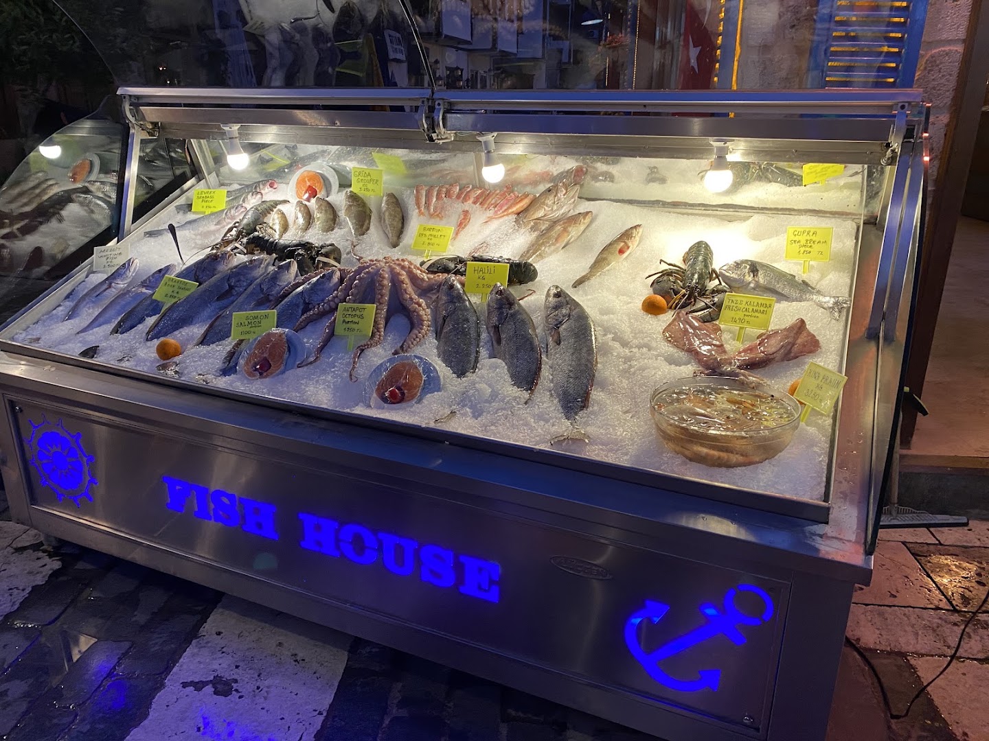Ayar Meyhanesi: clear display of fresh seafood