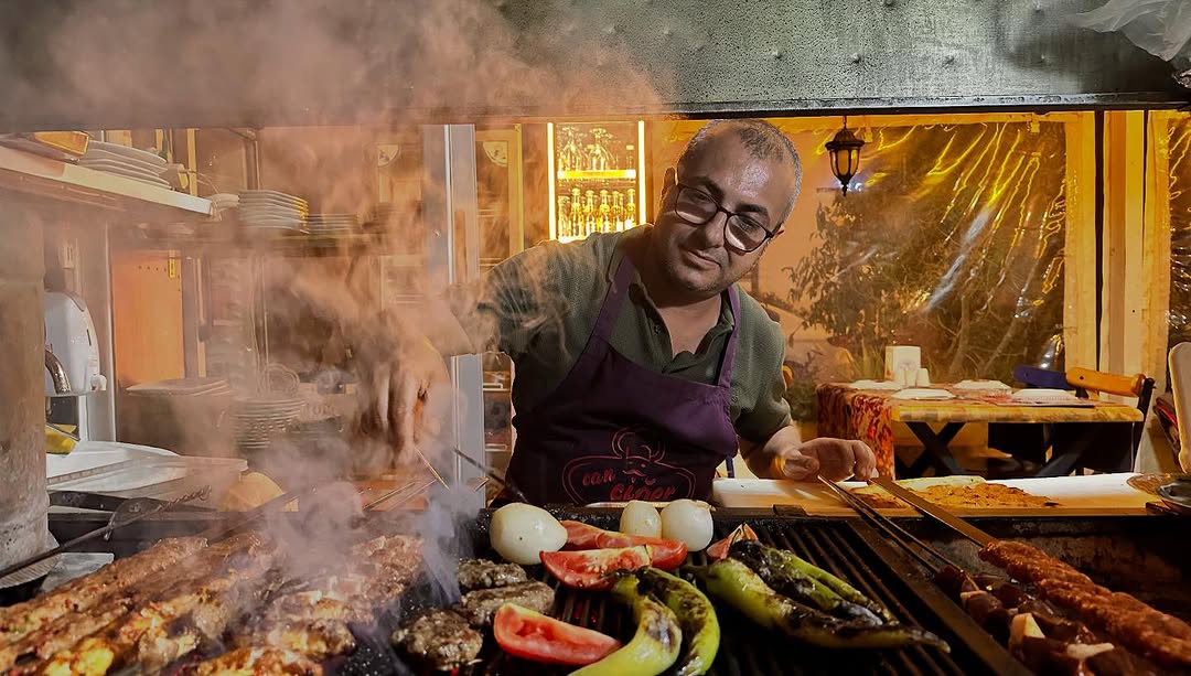 Can Ciğer Cafe: high quality professional cooking shot