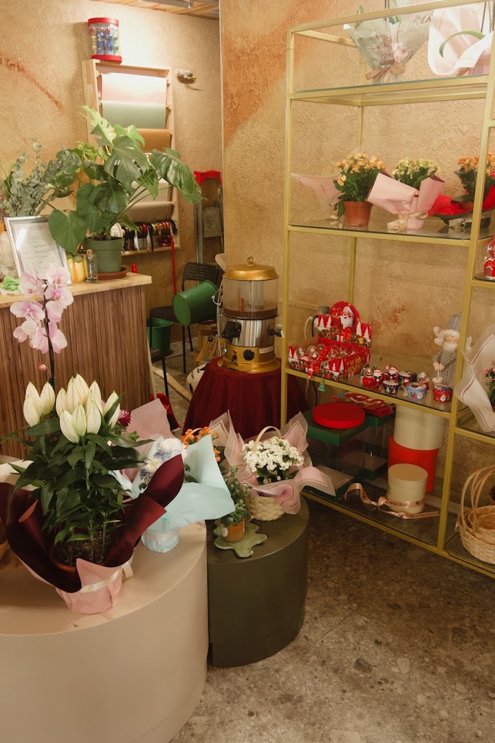 Flower Bar Antalya: clear display of shop products