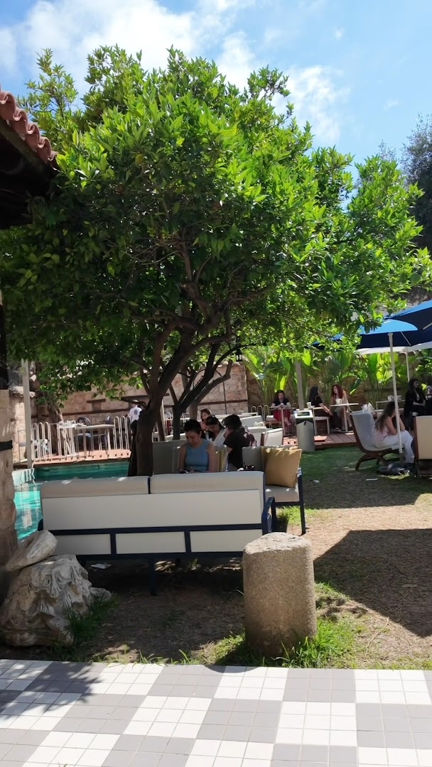 HanniHaus: inviting outdoor terrace atmosphere