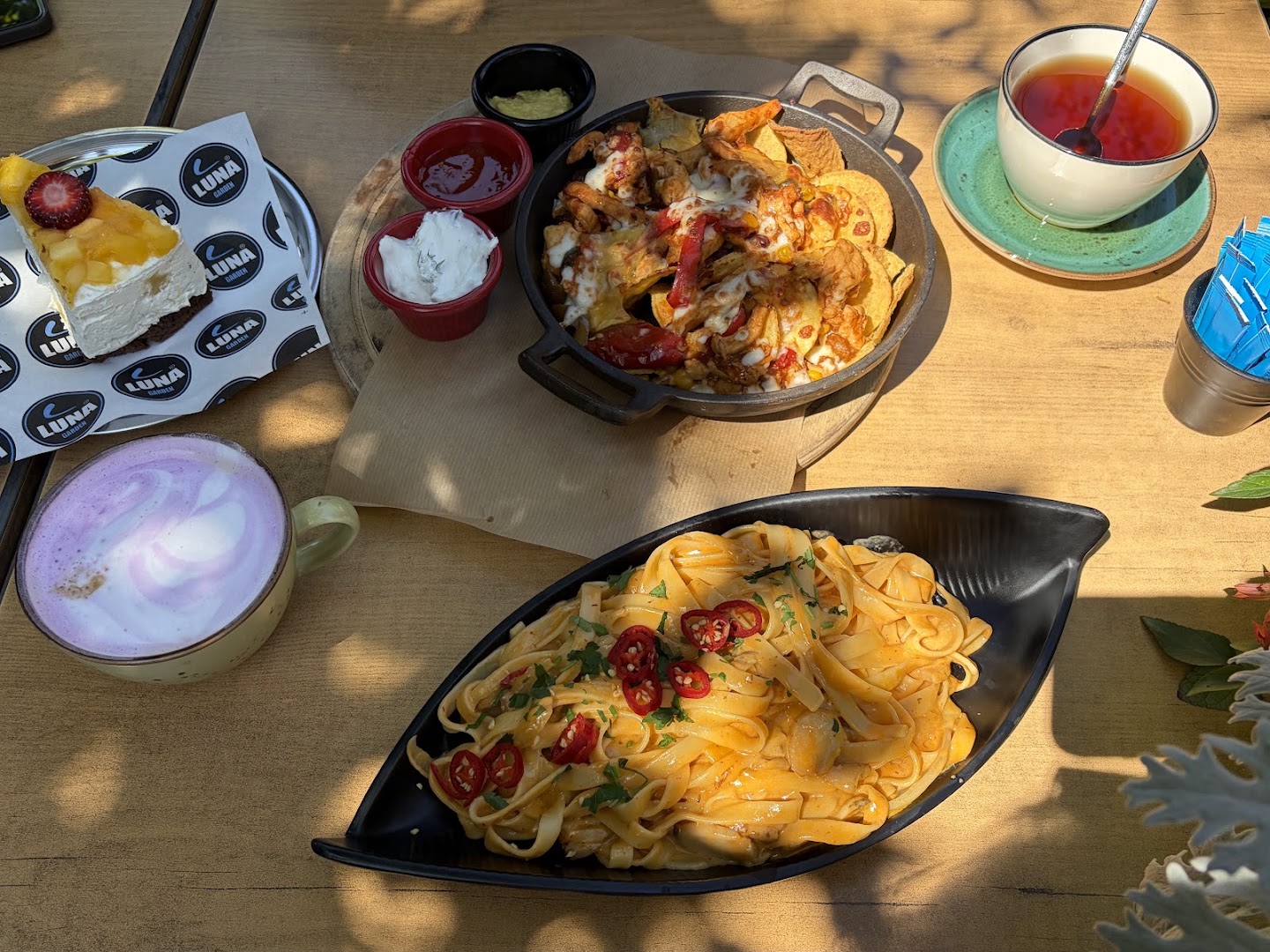 Luna Garden: appetizing food and drink presentation