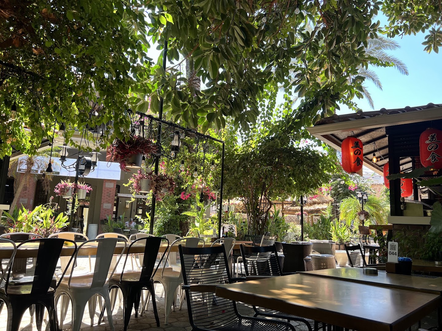 Luna Garden: attractive and inviting outdoor seating