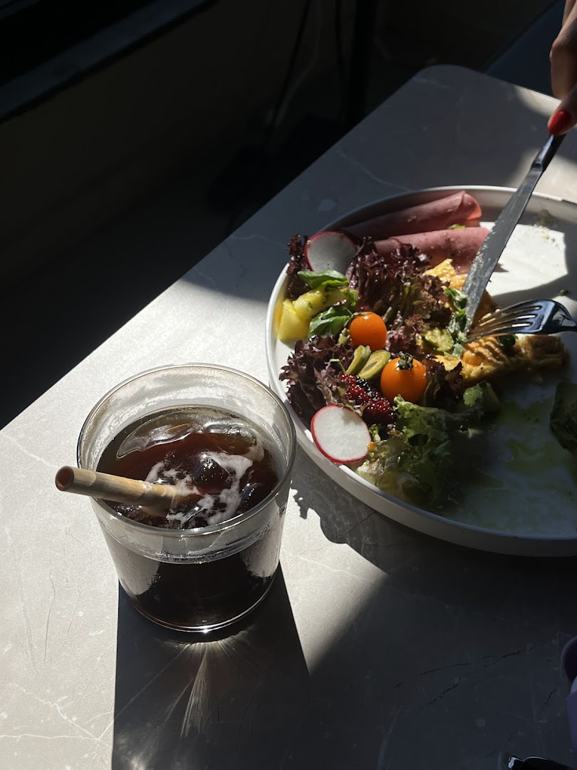 On7 Lounge: appetizing food and drink photo
