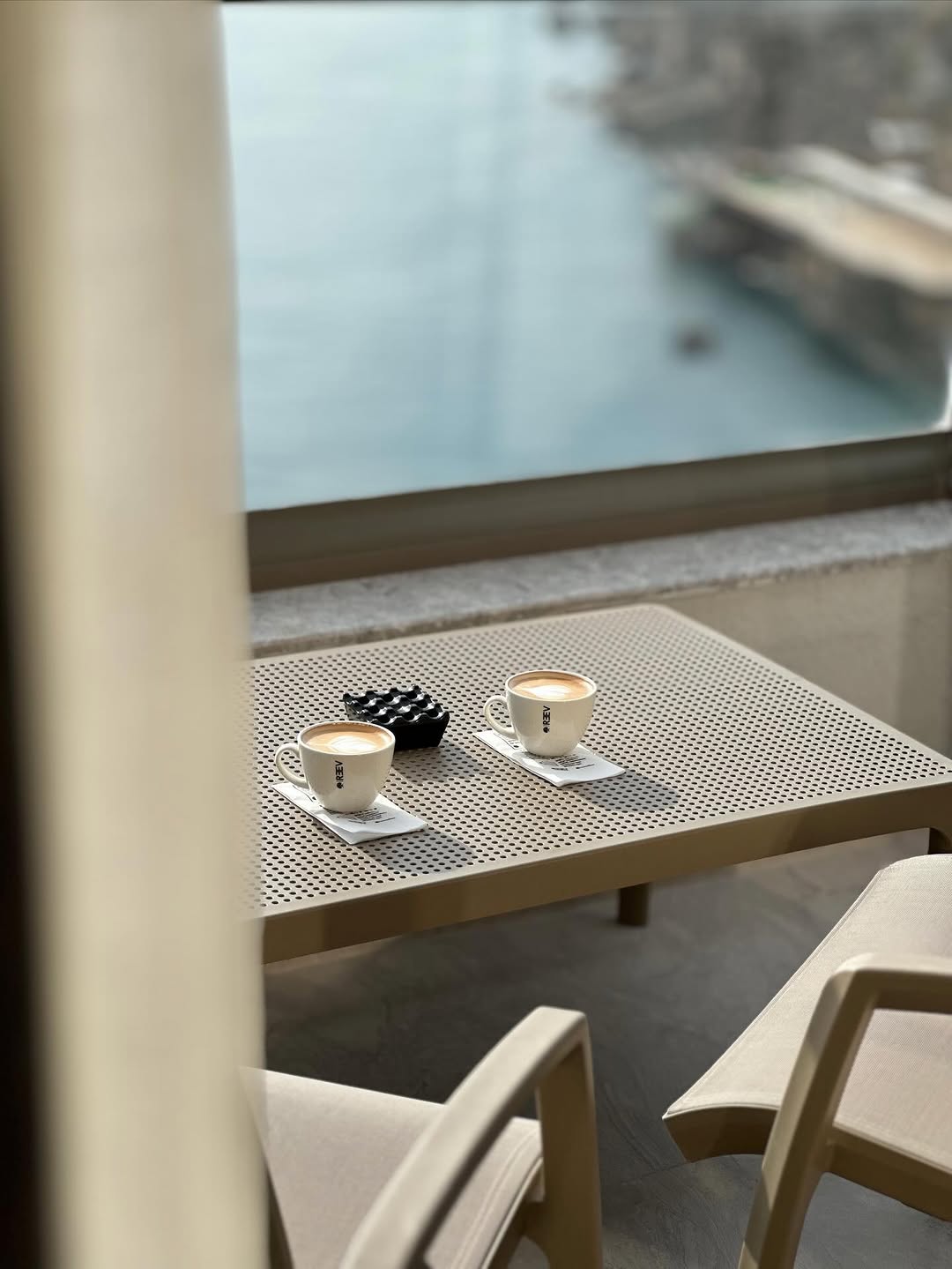 Reev Coffee House: appealing coffee and scenic view