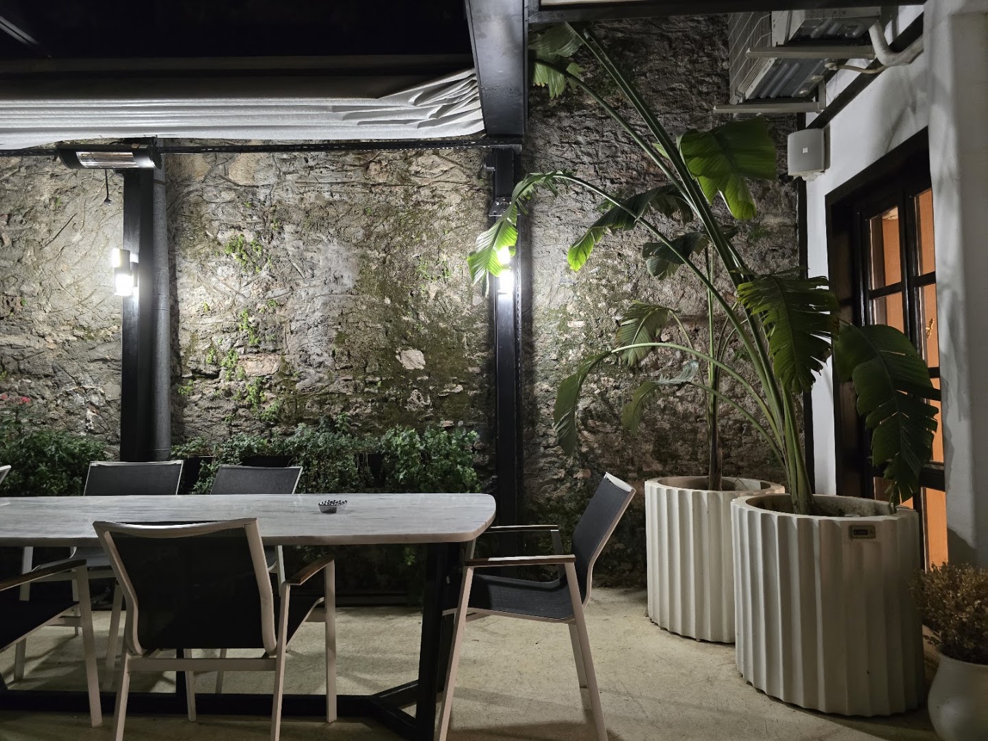 The Sudd Coffee: attractive and well-lit outdoor seating