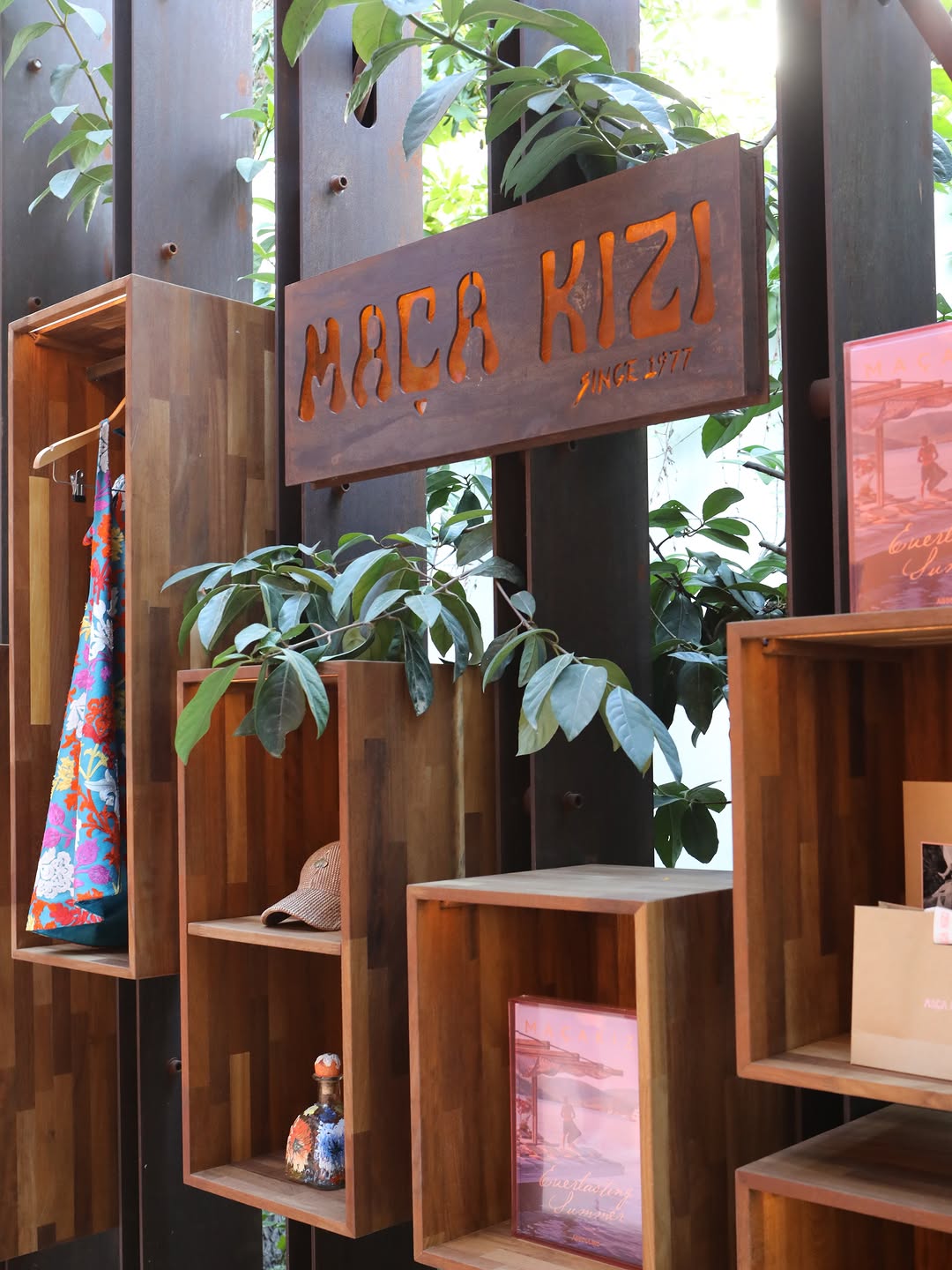 Maçakızı: high quality branded venue display