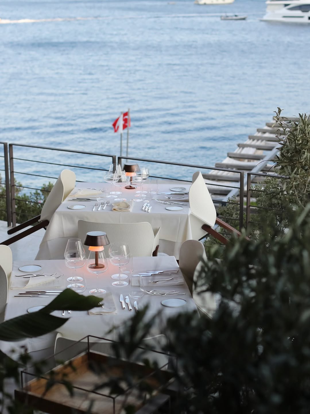 Maçakızı: beautiful restaurant terrace with view