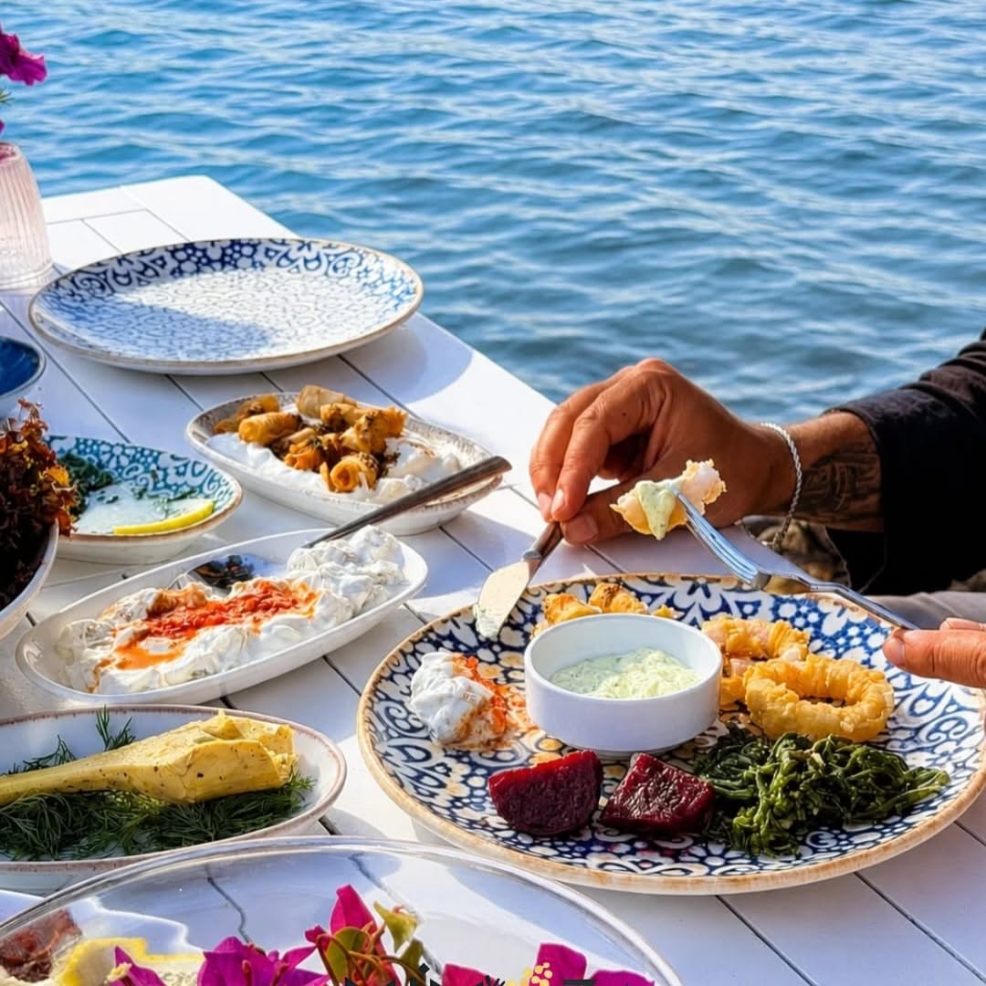 Mimoza: appetizing food with beautiful view
