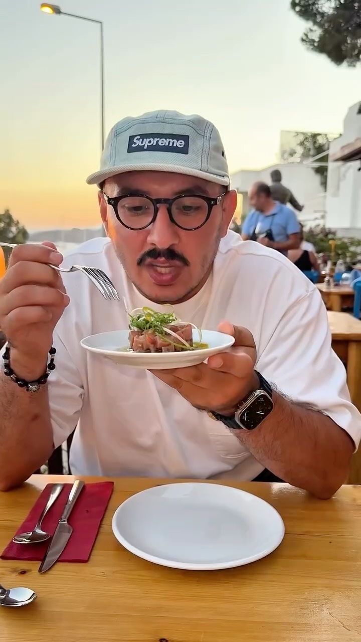 Orfoz: customer enjoying food at venue