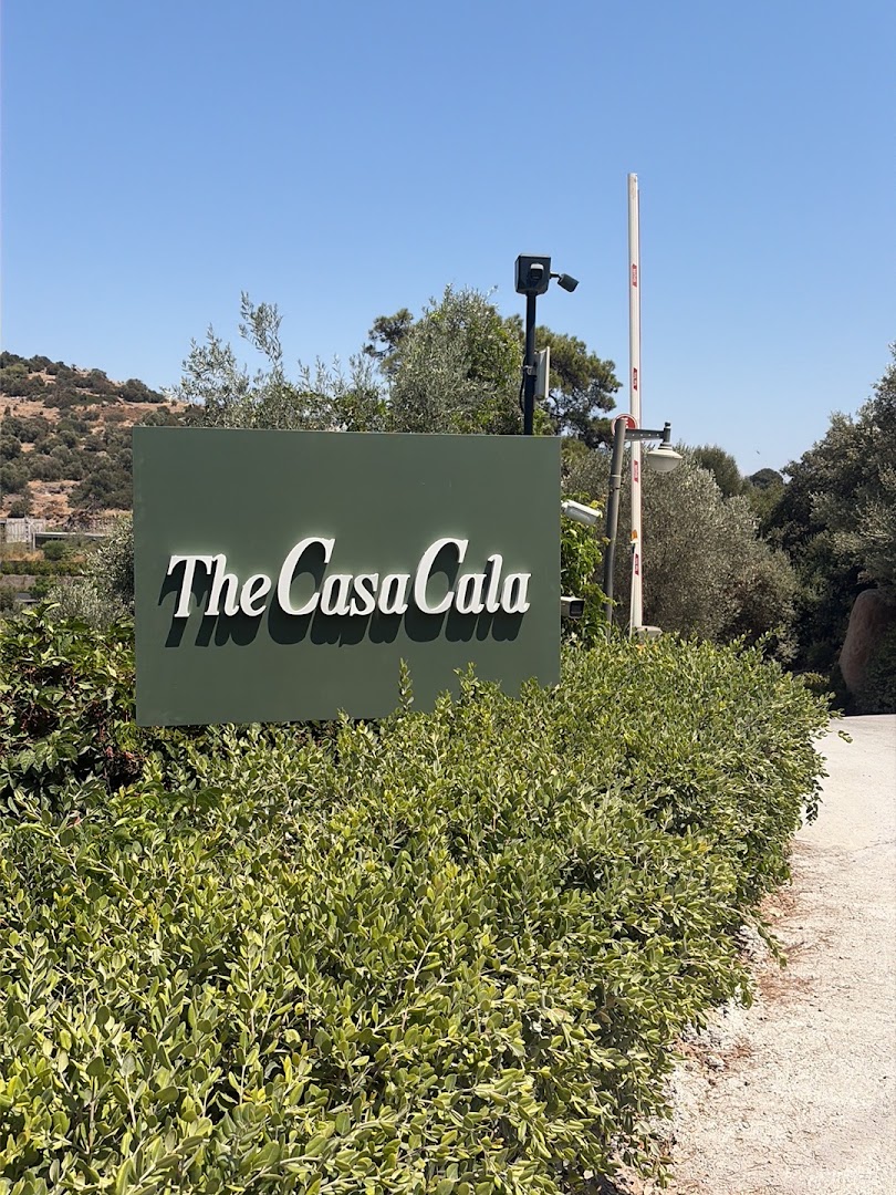 The Casa Cala: clear professional hotel signage photo